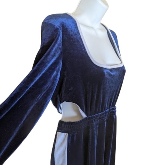 --- Blue and White Stretch Velour Jumpsuit Fist Size Small - Picture 2 of 6